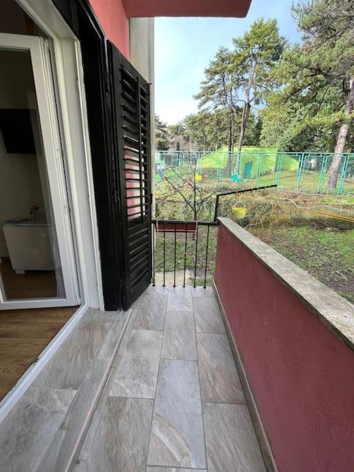 Lijepo Ureden Stan U Centru Grada Knin Exterior foto