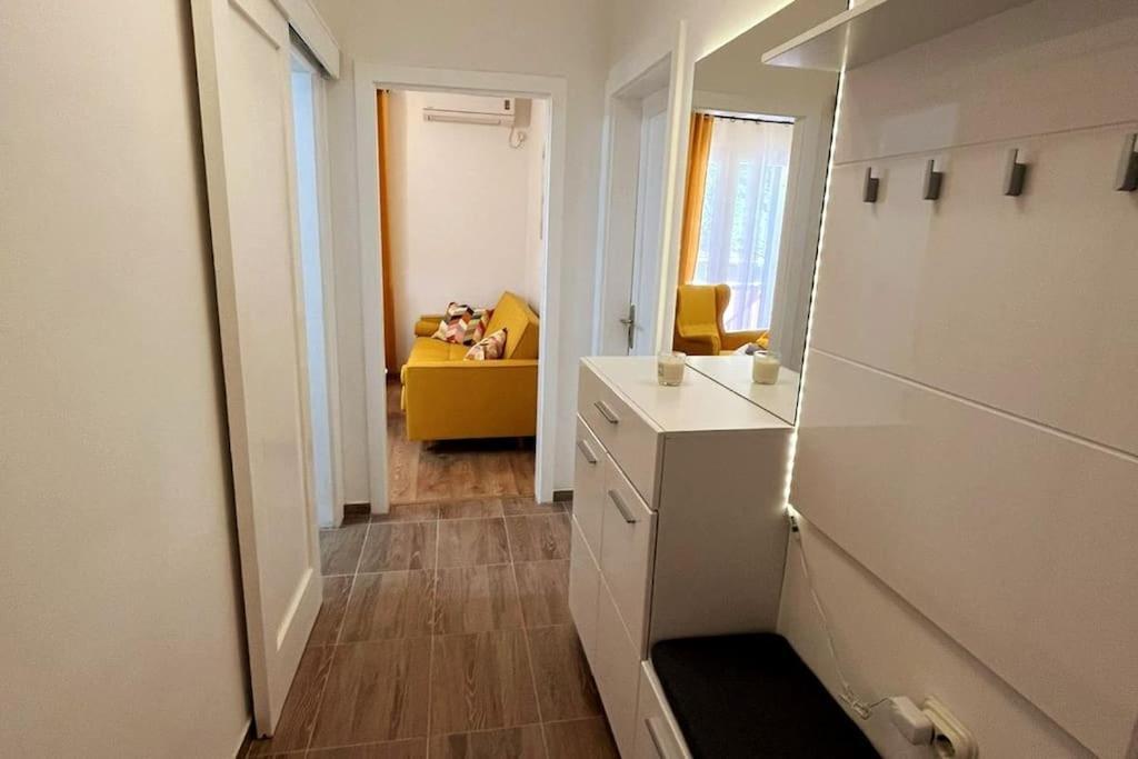 Lijepo Ureden Stan U Centru Grada Knin Exterior foto